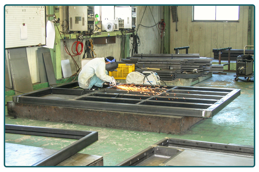 作業場には大型筐体や架台を載せる基準となる、5×10サイズ（3050×1525）の水平台